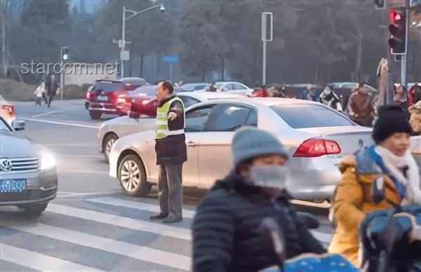 两老人送孙子上学交通事故频发，未来交通安全管理趋势预测